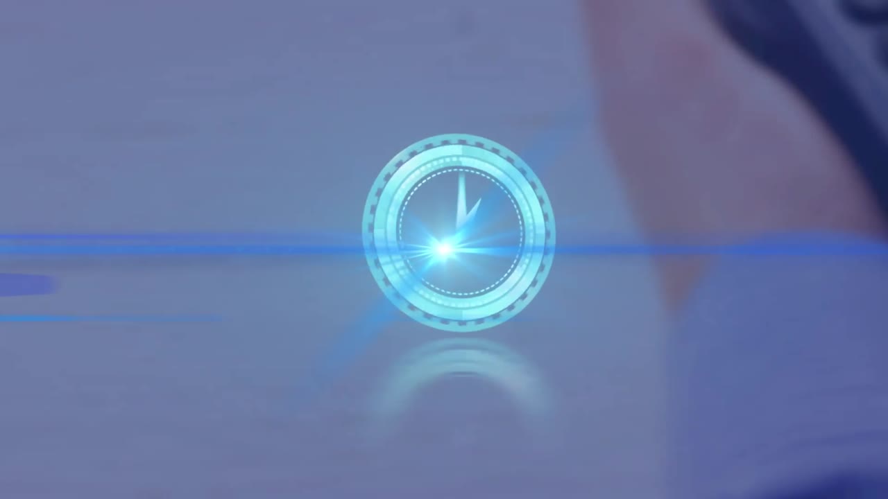 흐릿한 배경에 빛의 흔적 위의 시계와 함께 회전하는 안전 잠금의 애니메이션