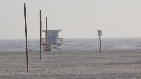 una torre de salvavidas frente a una playa vacía de santa mónica en los ángeles, california