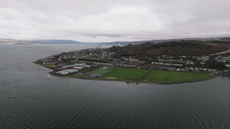 greenock, escocia en un día de viento sobre el río clyde lentamente en órbita alrededor del cabo
