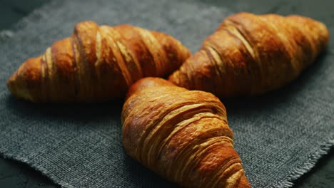 Frische-Croissants-Auf-Serviette-Gelegt