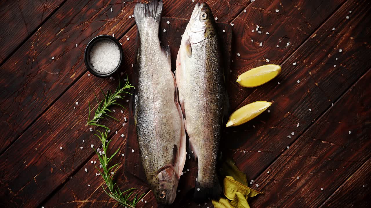 trucha fresca con limón a bordo