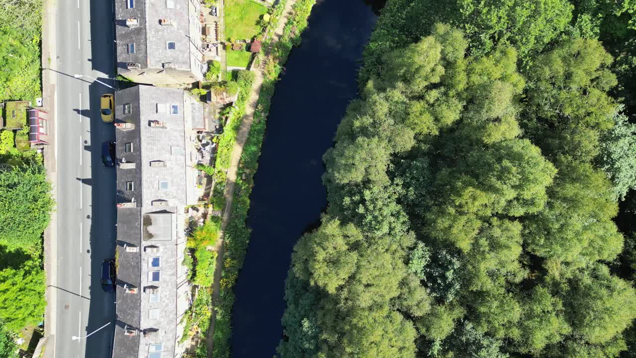 웨스트 요크셔 핼리팩스 헵덴 다리라고 불리는 잉글랜드 북부의 조용한 마을의 공중 비디오 영상