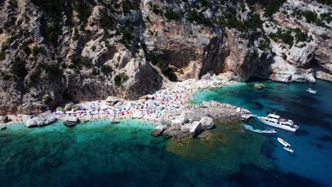 Toma-De-Drone-De-Una-Playa-Saturada-En-Cerdeña,-Italia