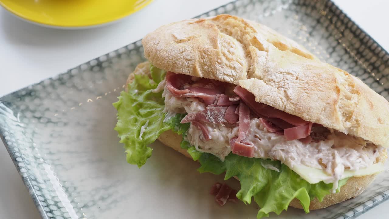 Sandwich di insalata di tonno