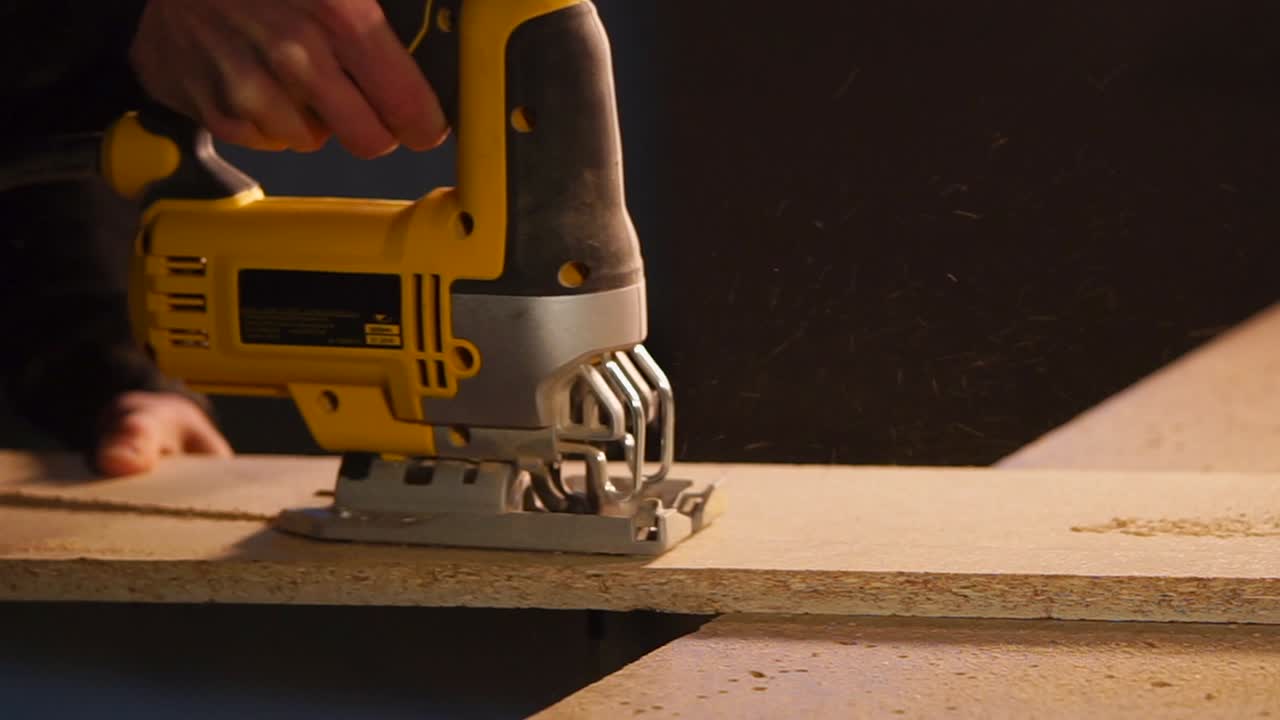 Using a Jigsaw to Cut Wood