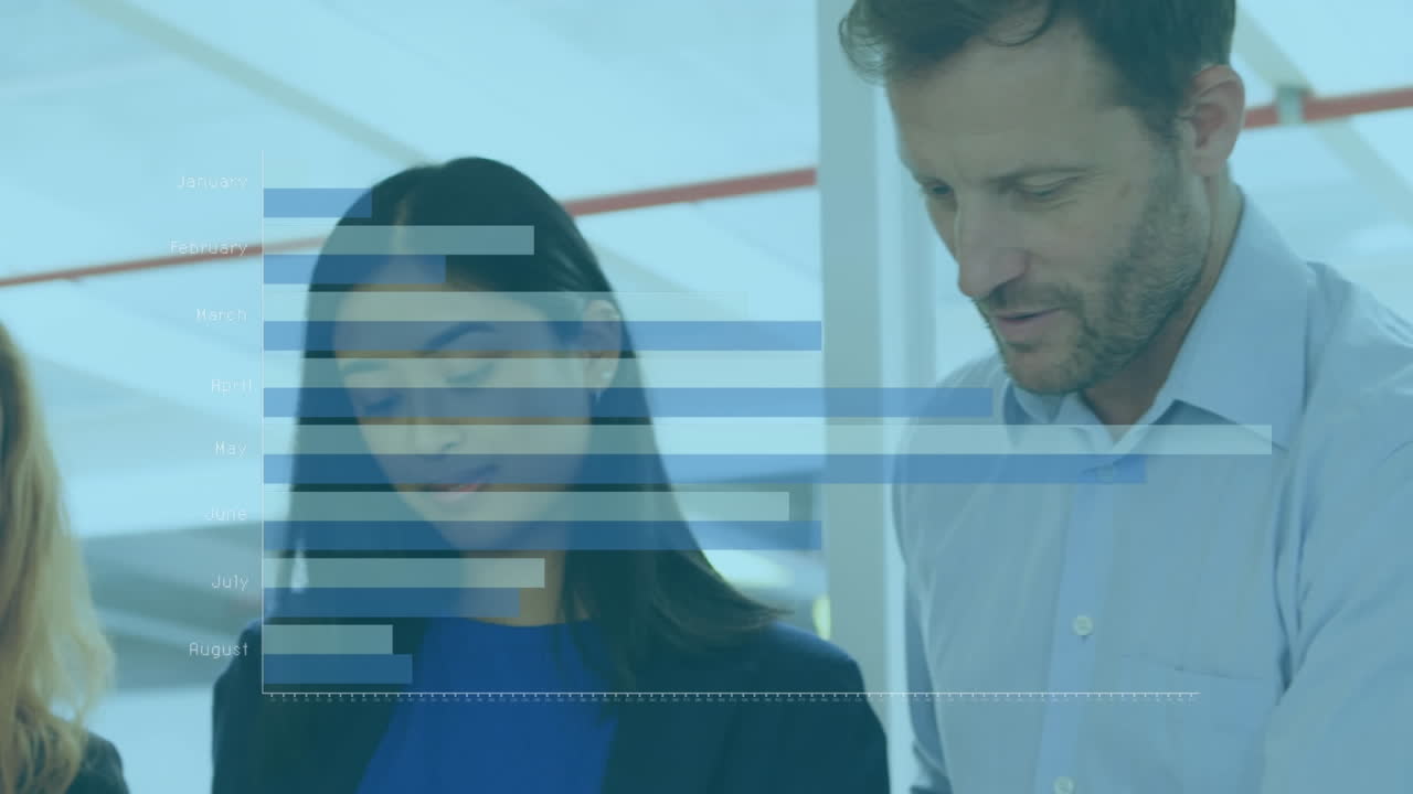 animación de gráficos sobre diversos compañeros de trabajo de pie y analizando informes en la oficina