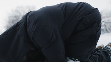 눈 위에서 분노를 일으키는 남자