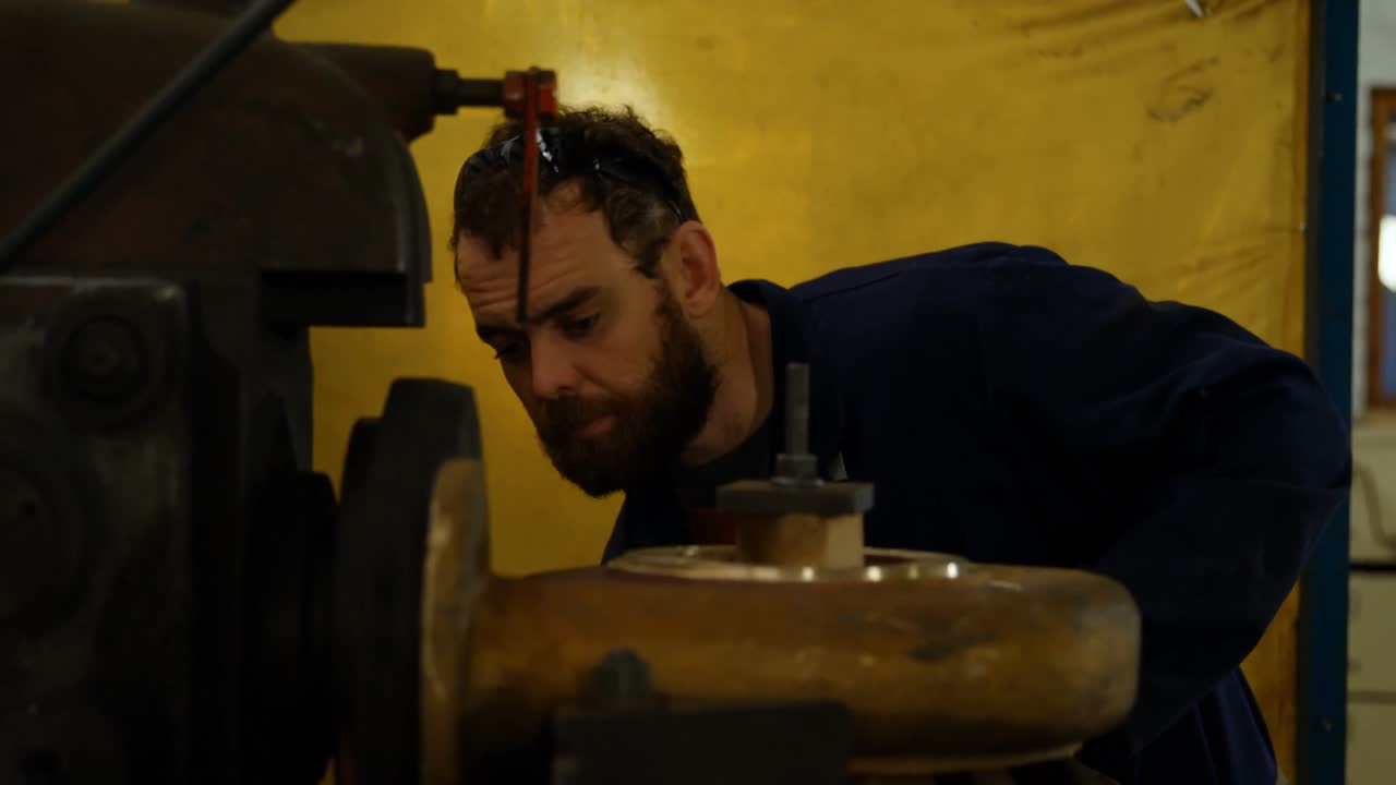 máquina de operación de metalurgia en el taller 4k