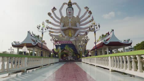 toma de zoom del templo wat plai laem en koh samui con la estatua de brazos múltiples