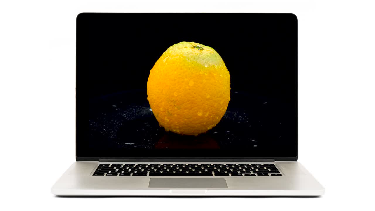 vídeo 4k: maqueta de portátil naranja plateado oscuro con pantalla aislada sobre fondo blanco