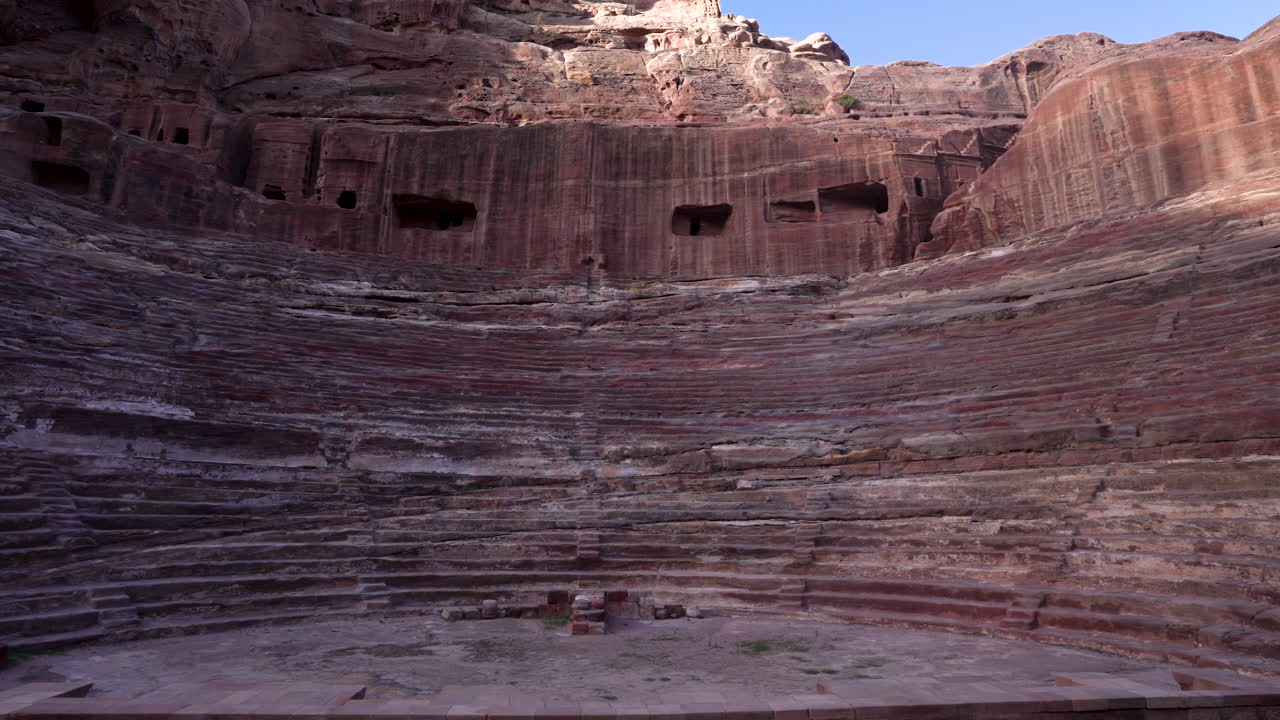 tiro giratorio del antiguo teatro de petra con auditorio visible que consta de tres secciones horizontales de asientos separados por pasillos y siete escaleras para ascender en la antigua ciudad de petra