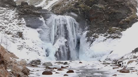 la cascada de helgufoss a principios de la primavera en el sur de islandia