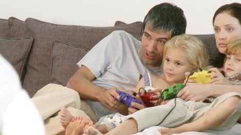 familia feliz jugando a un videojuego