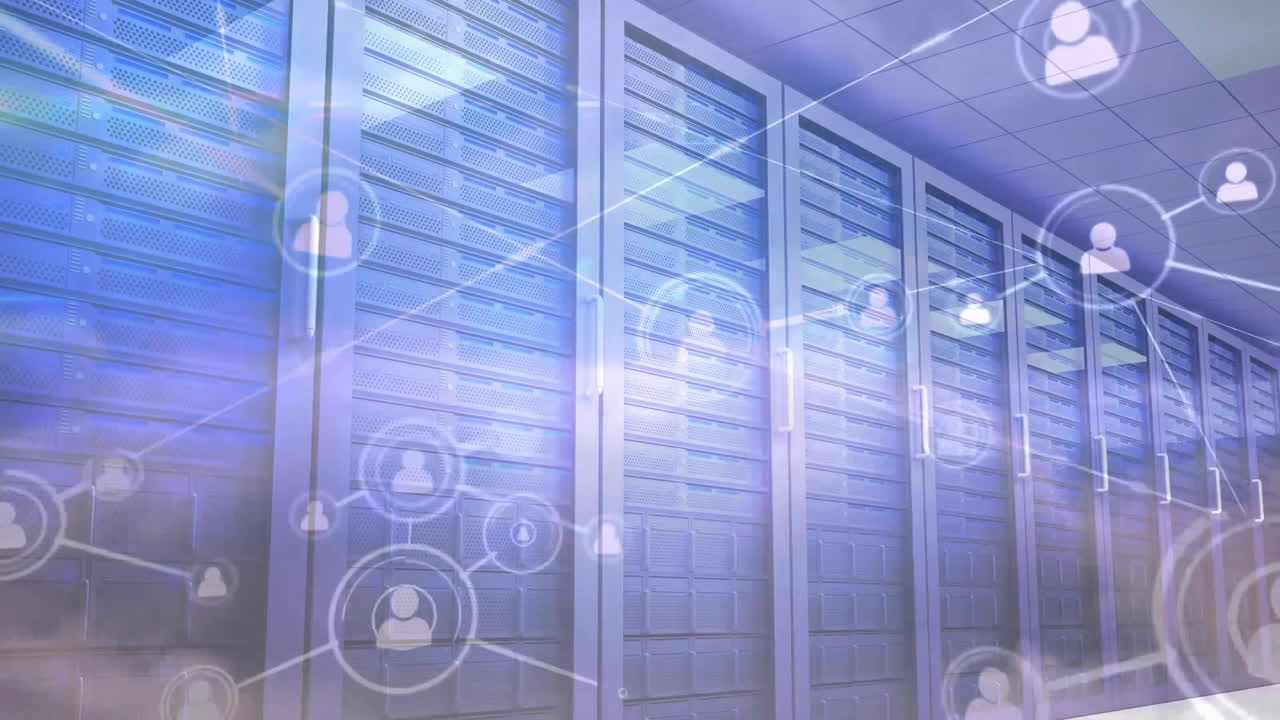 animación de iconos conectados y vista aérea de nubes densas sobre sistemas de servidores de datos