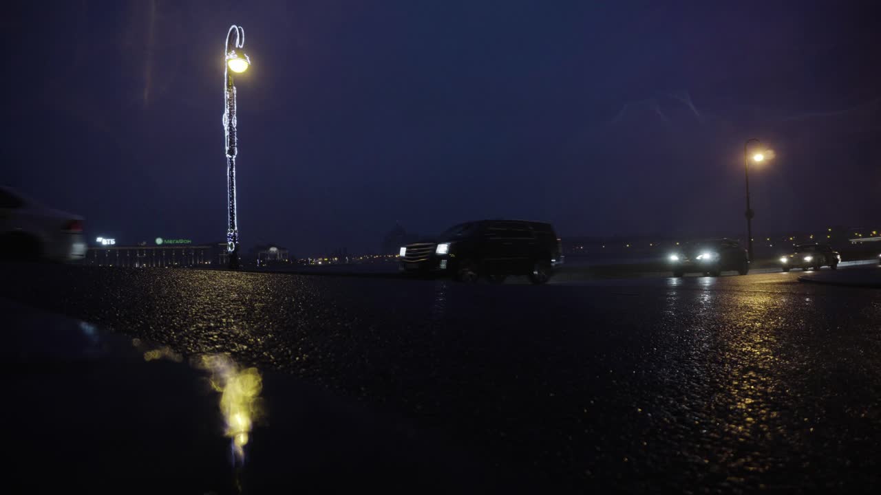 비가 오는 밤 도시 거리 장면