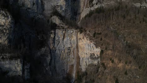 Cascada-Seerenbach-En-Weesen,-Amden,-Suiza_vista-Aérea-Hacia-Atrás