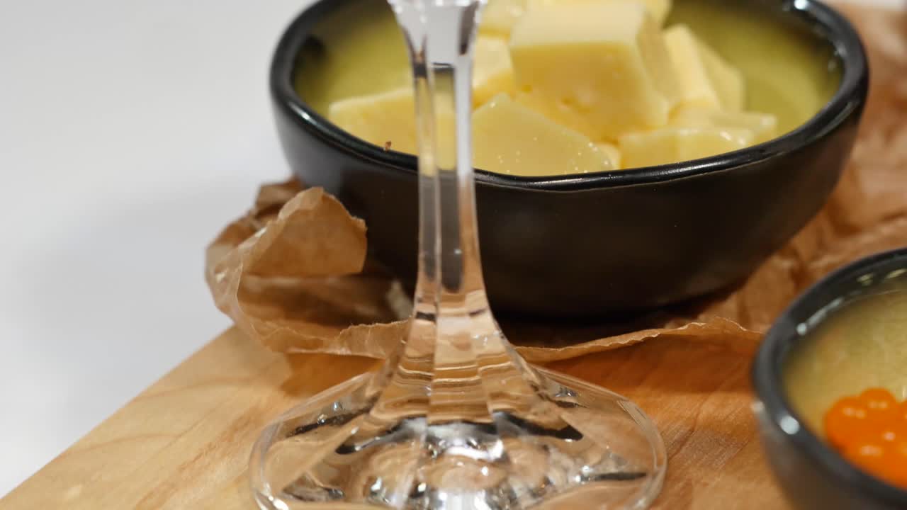 mantequilla y pan con bebida