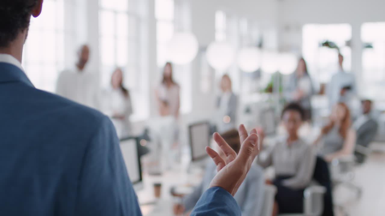 비즈니스맨 팀 리더가 사무실에서 프레젠테이션을 하고 동료들을 만나고 사무실에서 리더십 아이디어를 공유합니다