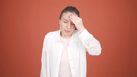 편두통을  ⁇ 고 있는 여성이 통증을 경험하고 있습니다.