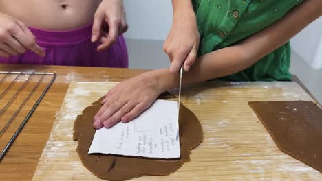 niños horneando galletas de pan de jengibre