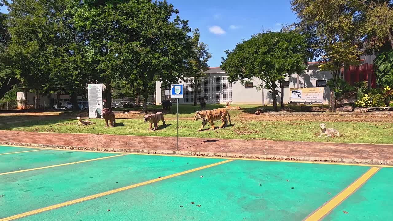 동물원 에서 다채로운 동상 들 근처 에서 는 동물 들