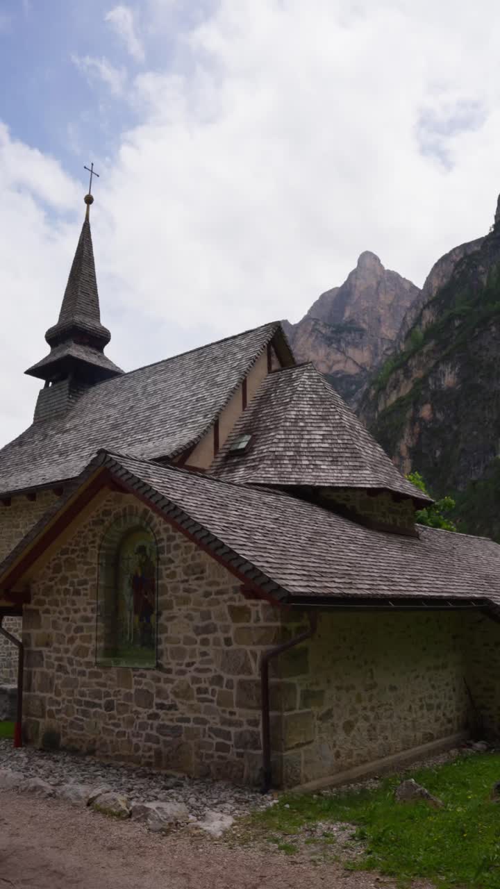 이탈리아 남티롤의 프라그 도로마이트에 있는 브라이스 호수에 있는 고풍스러운 예배당 - 중간