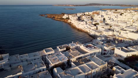 Drohnenaufnahmen-Aus-Der-Luft-Der-Charmanten-Stadt-Naoussa-Auf-Der-Insel-Paros,-Griechenland