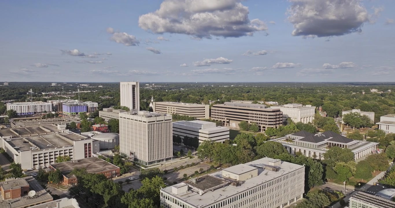 Raleigh Carolina do Norte Aérea v63 sobrevoo baixo acima das ruas do centro e edifícios de escritórios em direção ao Distrito Capital em um dia claro - Filmado com Mavic 3 Pro Cine - 30 de setembro de 2023