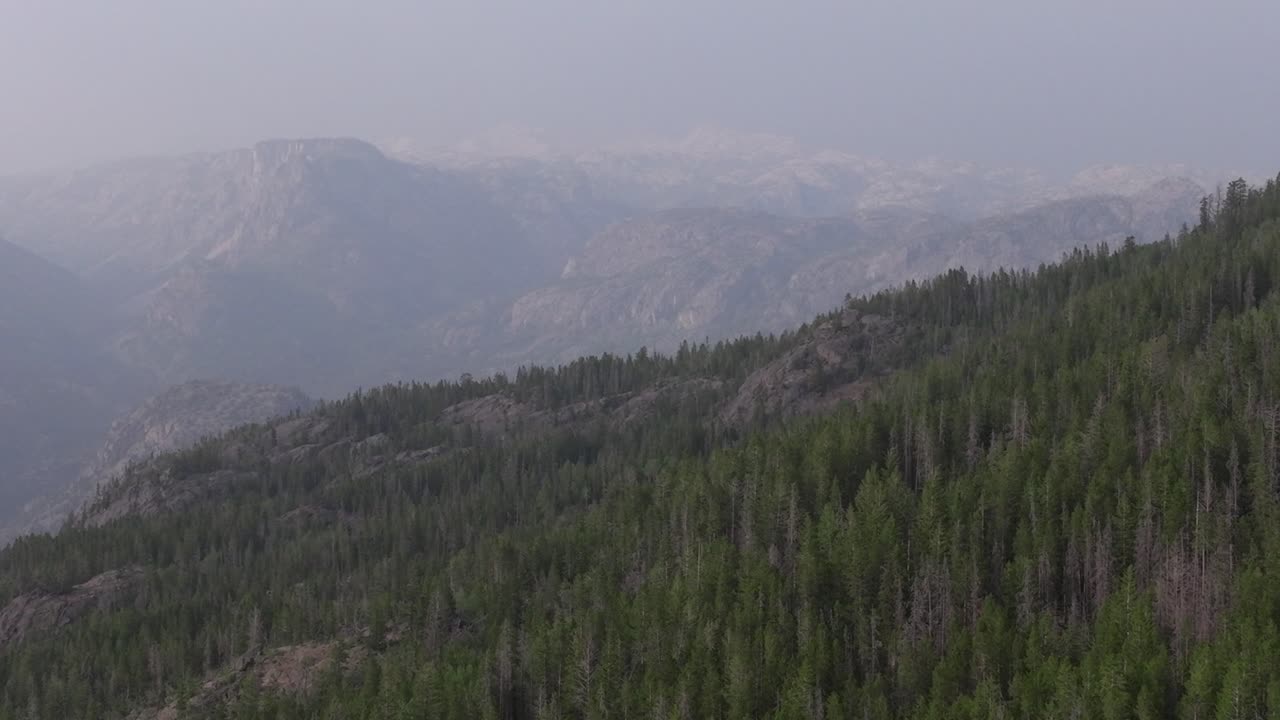 vista brumosa de la cordillera del río wind con montañas boscosas cerca de pinedale, wyoming