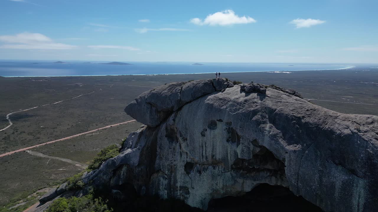 멋진 풍경을 탐험하는 케이프 레 그랜드 지역의 프렌치맨 산에 있는 관광객들의 느린 동작 촬영
