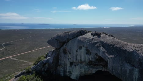 fotografía en cámara lenta de turistas en la montaña francesa en el área de cabo le grand explorando un paisaje impresionante