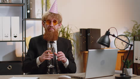 joven empresario bailando baile de victoria celebrando el comienzo de los fines de semana vacaciones éxito ganar en la oficina