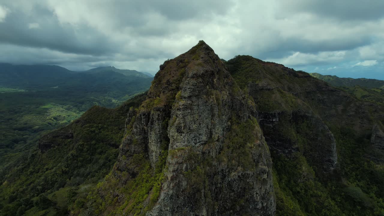 Vista aerea con drone di drammatici pinnacoli montuosi a Kauai