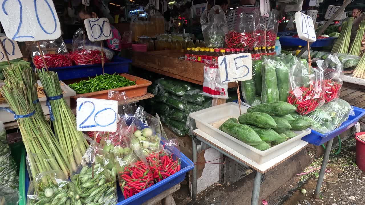 varias verduras expuestas en un vibrante puesto de mercado