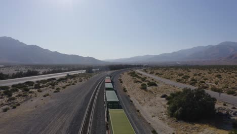 increíble avión sobre el tren del desierto