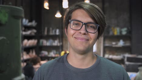 retrato de un joven artista en un taller