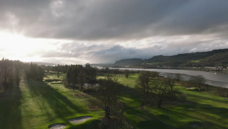 Erskine,-Escocia-Hermosa-Puesta-De-Sol-Sobre-El-Campo-De-Golf-Con-Increíbles-Sombras-Largas