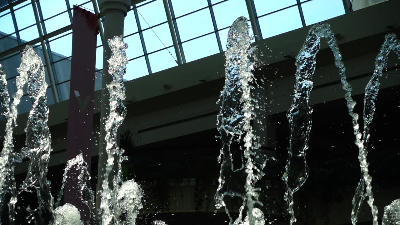 Chorros de fuente en el centro comercial. Cámara lenta