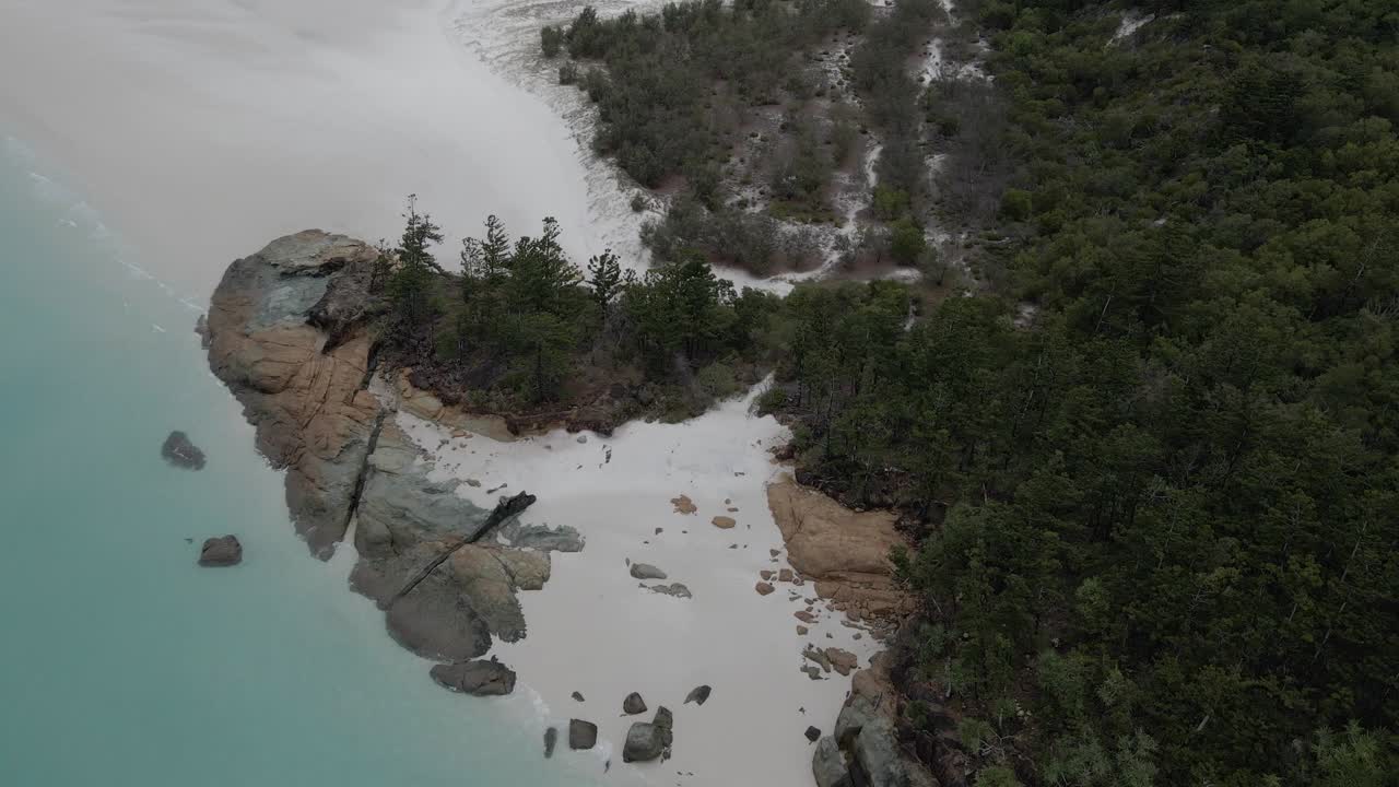 화이트헤이븐 비치 북쪽 끝의 공중 전망 - 오순절 섬, 퀸즐랜드, 호주의 관광 명소