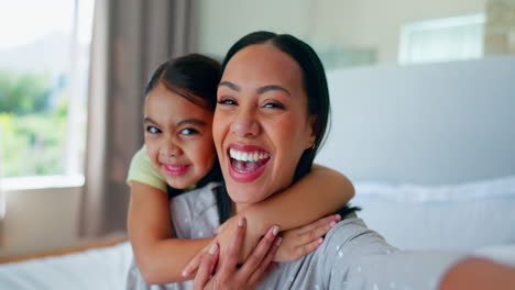 Cara,-Selfie-Y-Madre-Con-Niña-En-El-Dormitorio