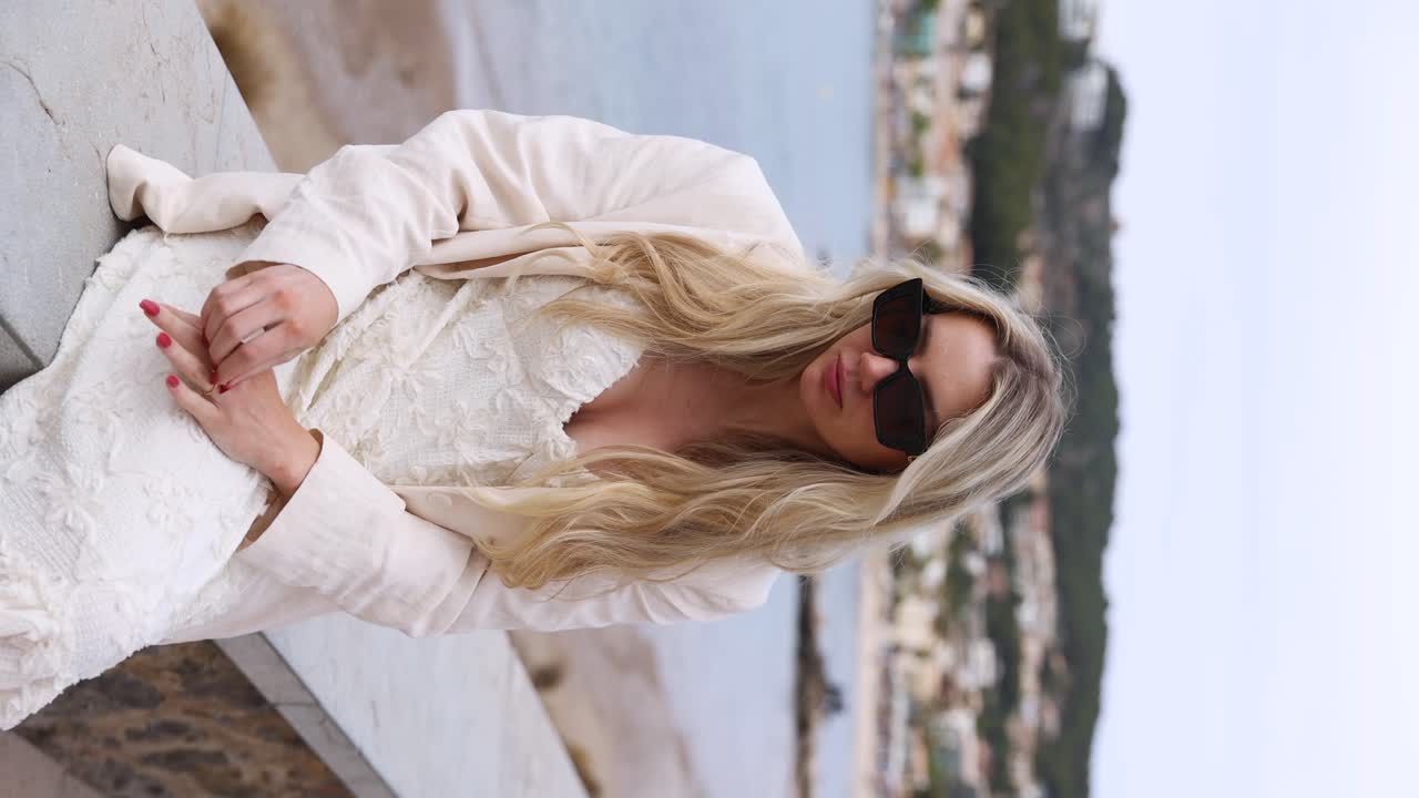 вертикальный крупный план отражающей невесты, играющей с обручальным кольцом