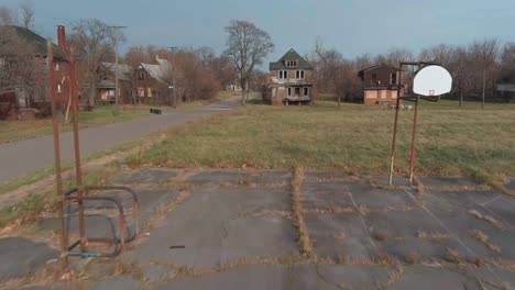 Vista-De-Drones-De-Una-Casa-En-Ruinas-En-Un-Barrio-De-Detroit