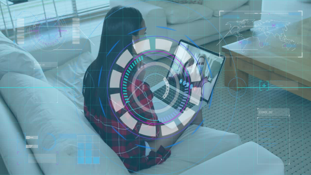 animación digital de escáner redondo e interfaz digital contra la mujer que tiene una llamada de video en la computadora portátil