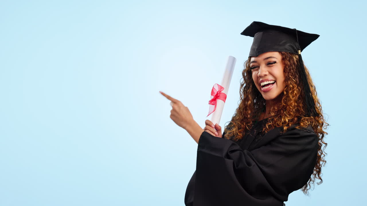 mujer feliz, estudiante y graduado señalando