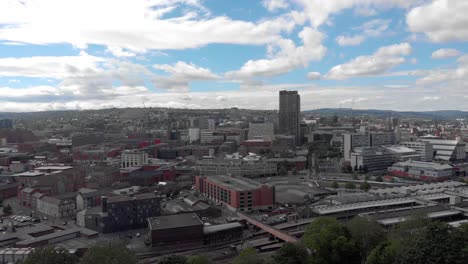 Drone-Volando-Sobre-La-Ciudad-De-Sheffield-Verano-Día-Soleado-4k-Estación-De-Tren-Sheffield-Hallam-Vívido-Tráfico-Y-Trenes-Viajando-Hacia-Atrás-Desde-La-Ciudad