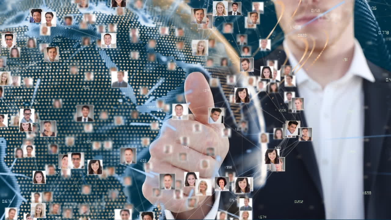 анимация глобуса с изображениями людей, вращающихся над кавказским мужчиной, поднимающим большой палец