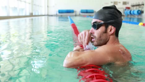 hombre en forma nadando en la piscina