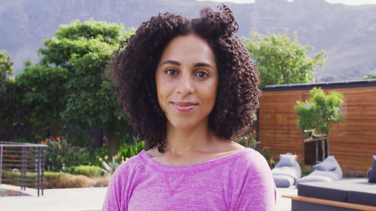 retratos en video de un grupo diverso de adultos masculinos, femeninos y no binarios sonriendo dentro y fuera