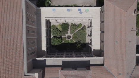 El-Jardín-Privado-Y-La-Fuente-Del-Monasterio-De-Los-Monjes-Silenciosos