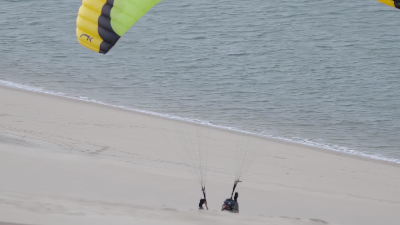 남성 패러글라이더 패러글라이딩 on dune du pilat in france, 이륙 보기, 바다 배경